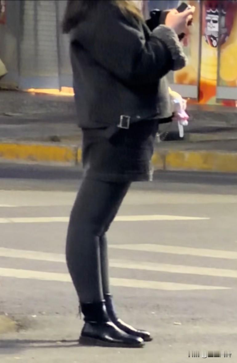 这个姿势有点难，很猎奇的一幕，站似一张弓，这种人最精了，去套圈少一个身位
太极八