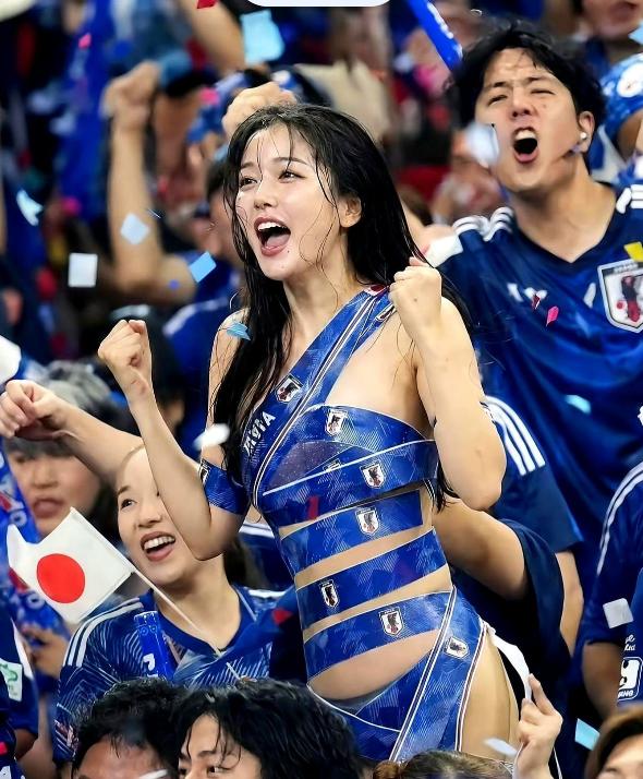 日本看台上这女球迷，真让人替她捏把汗！

据多家海外体育现场实拍视频公开流传，一