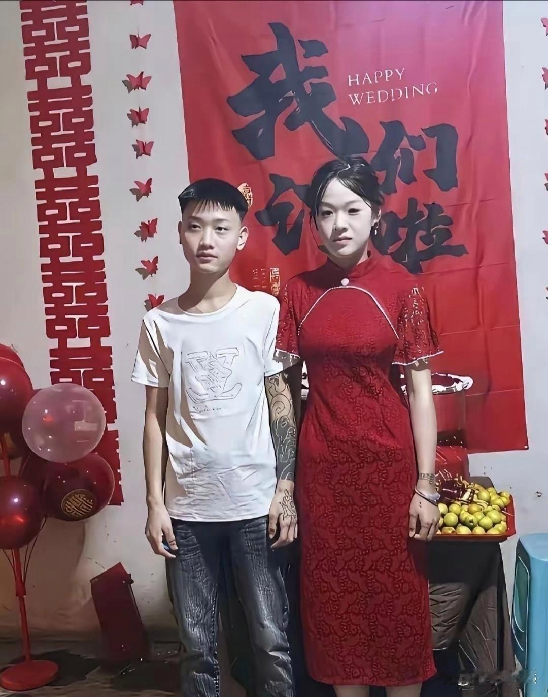 这对新郎新娘看着也太年轻了，真好奇有没有到法定结婚年龄啊 ​​​