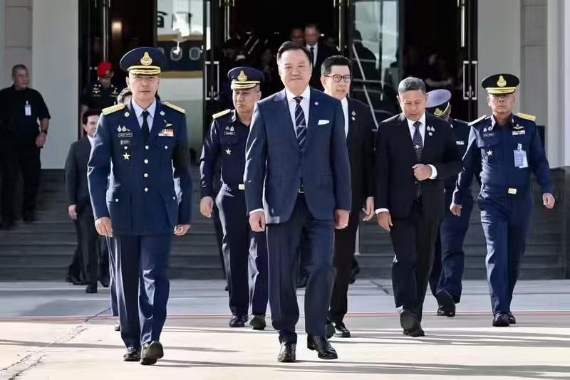 泰国总理阿努廷今天开始访问越南！

随行人员有商业部长苏通潘，国防部长本通贾伦，