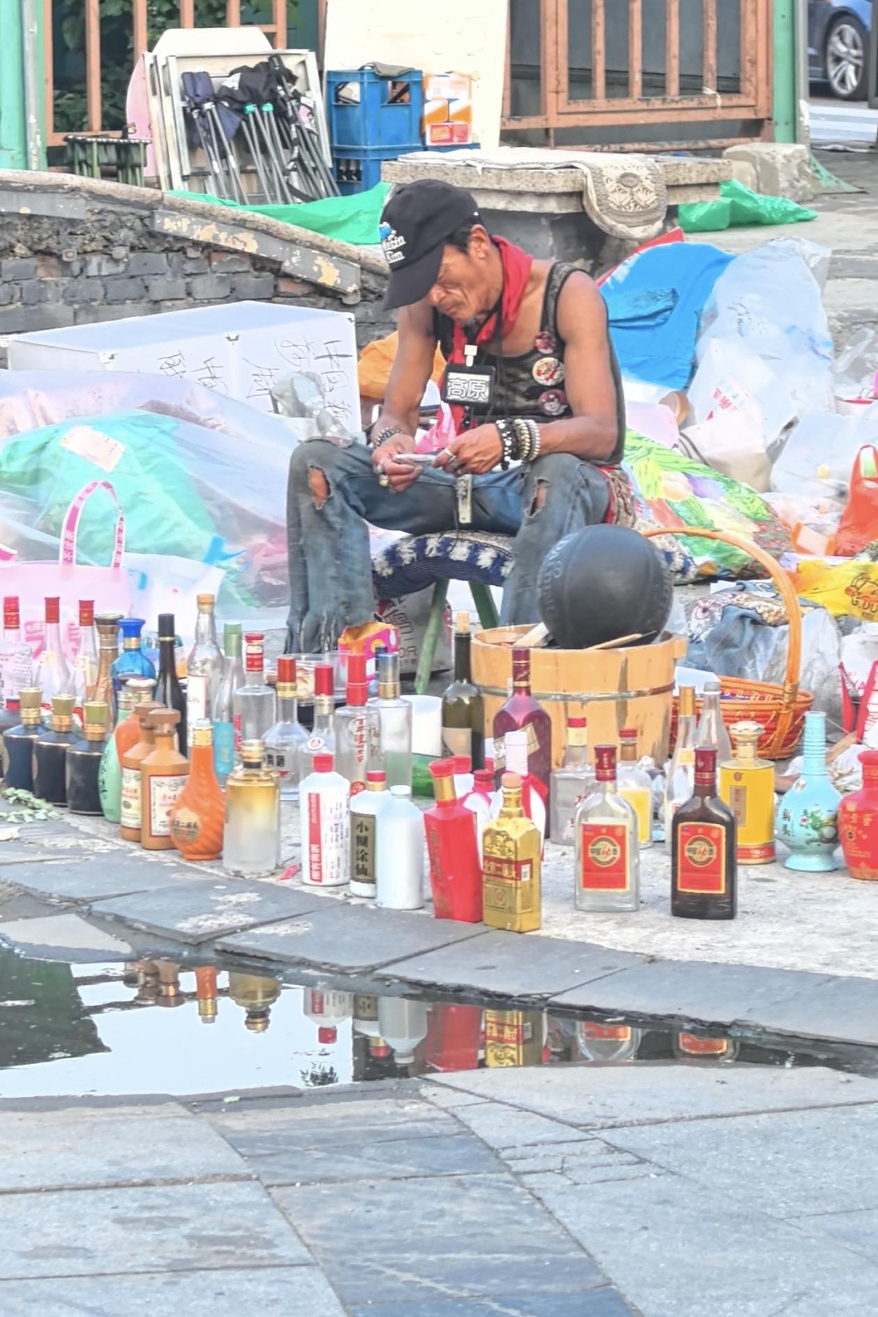 别人摆摊卖金银，大叔摆摊收酒瓶，遍地白酒瓶，见证无数人的醉与醒。