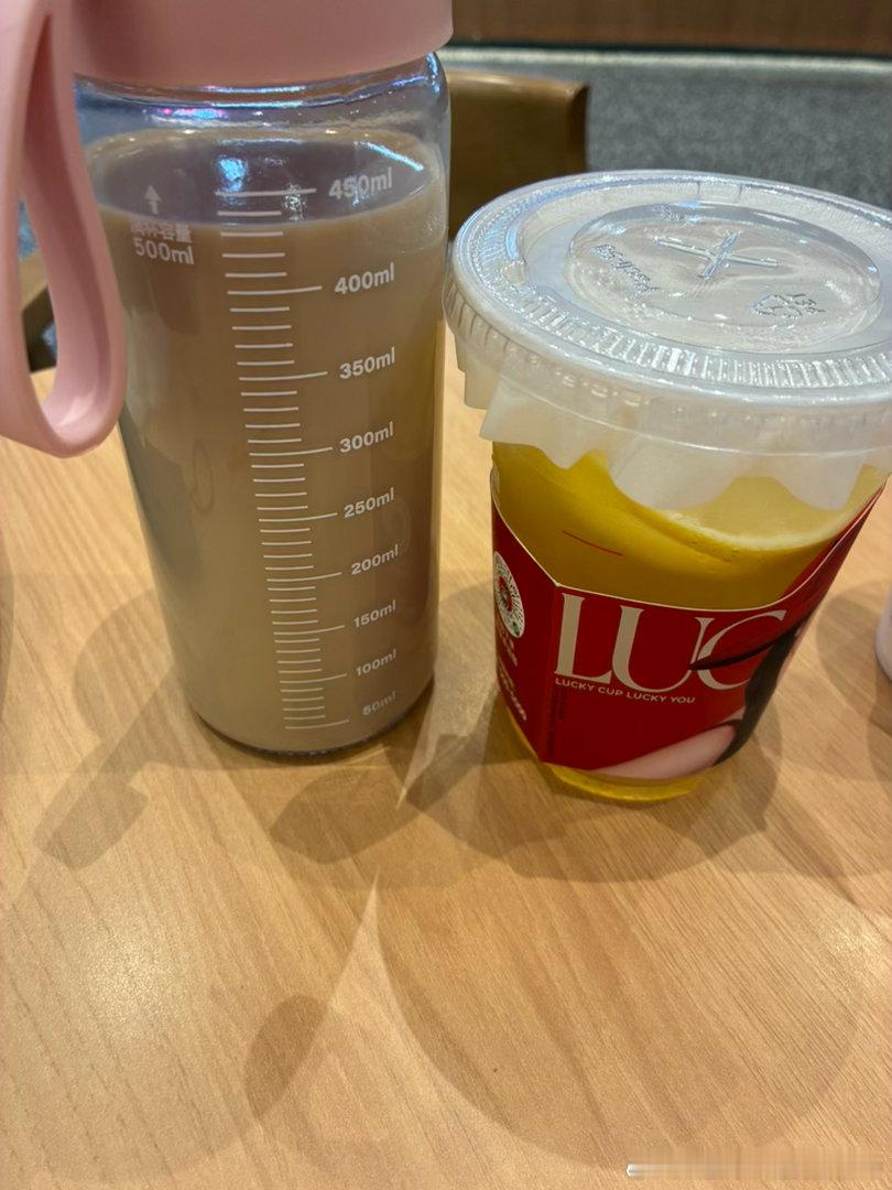 开始拿着自己的拿铁☕️配茉莉冻柠茶😆开心😃等于得到了三杯口味的饮料捏🥤 