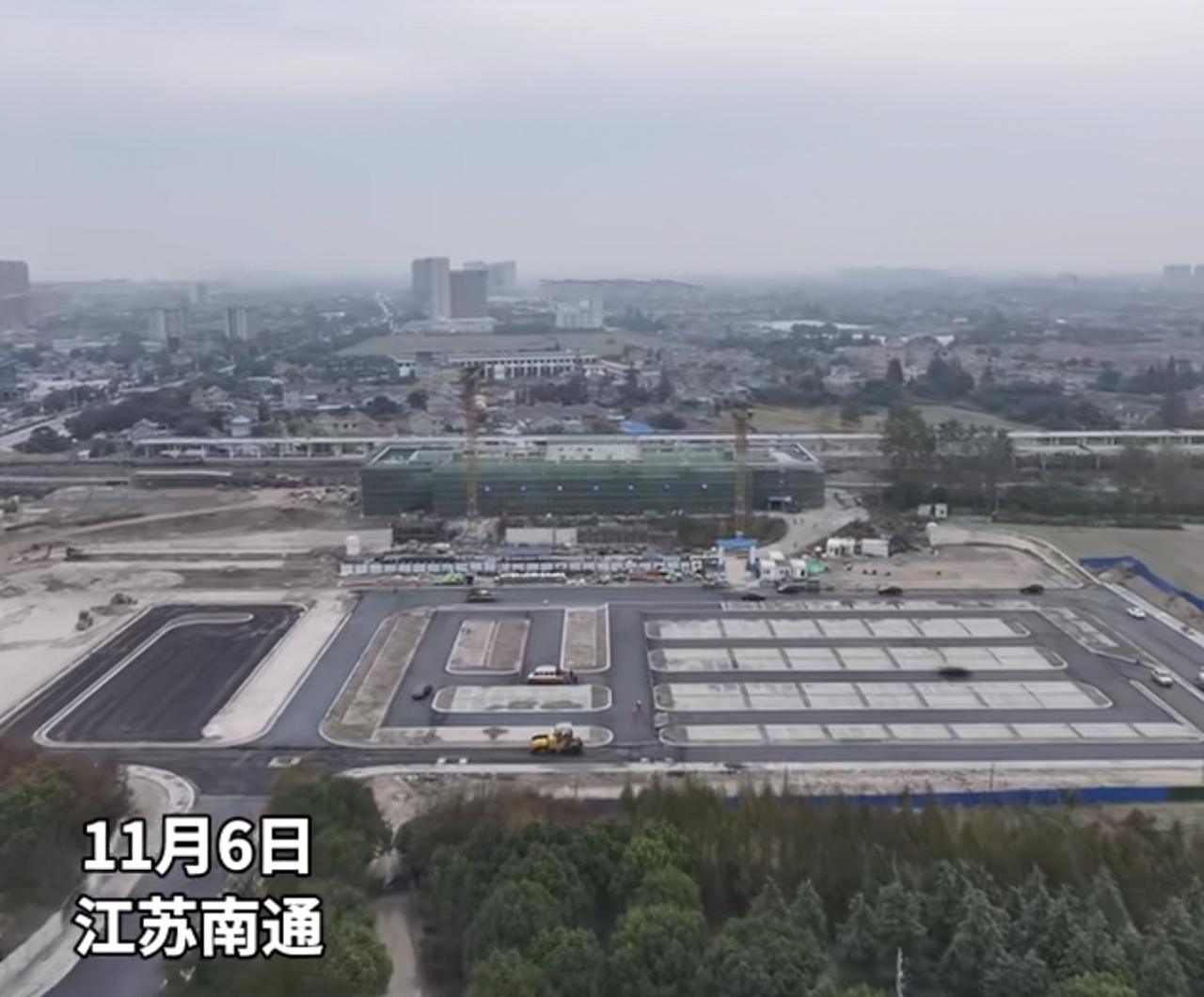 南通东站站前广场施工临近尾声，站房也即将封顶。
 
南通东站作为机场快线的始发站