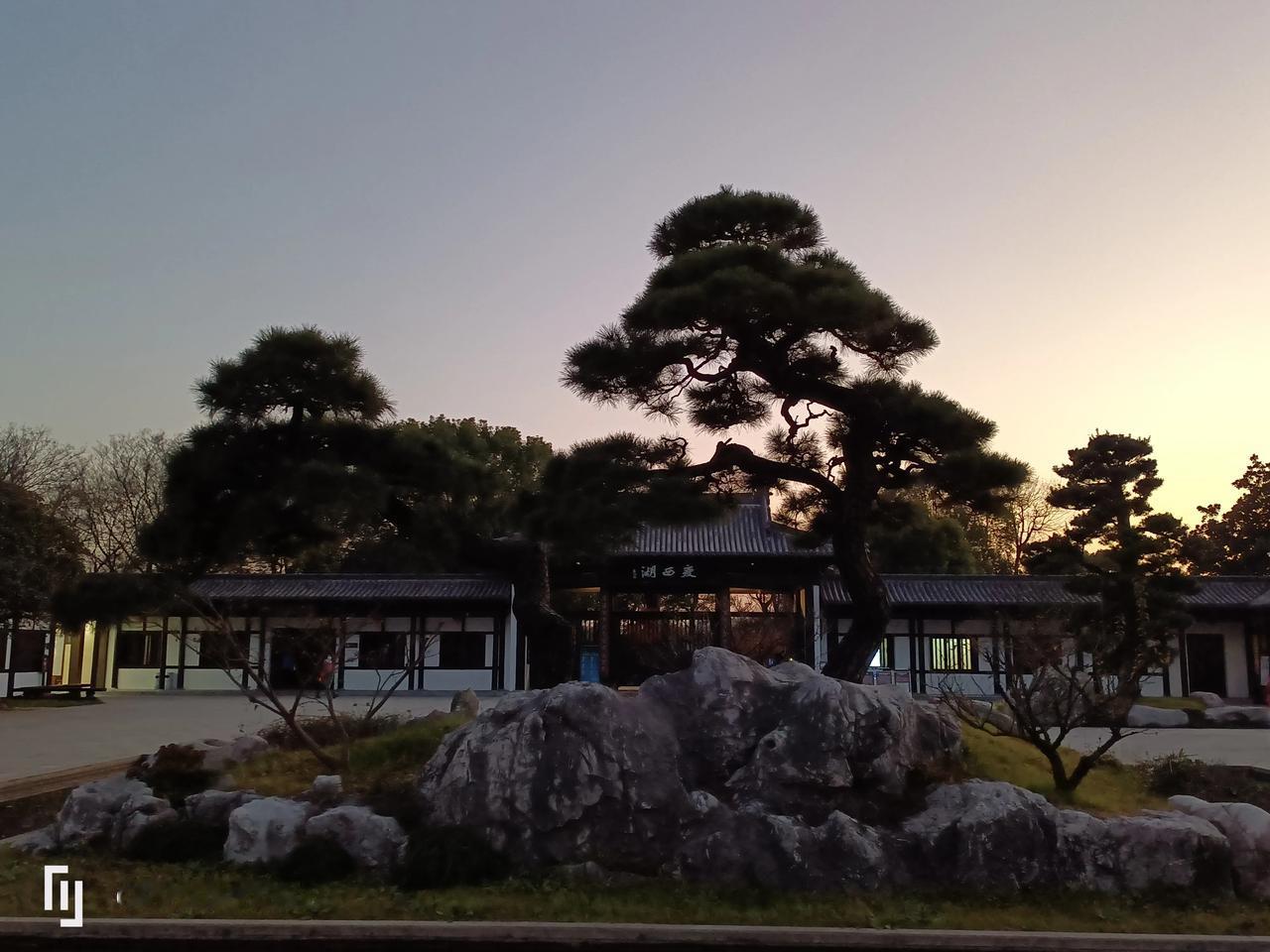 退休老俩口自驾江苏扬州，逛瘦西湖，美景如画，流连忘返，时至黄昏，忙的找不到北门啦