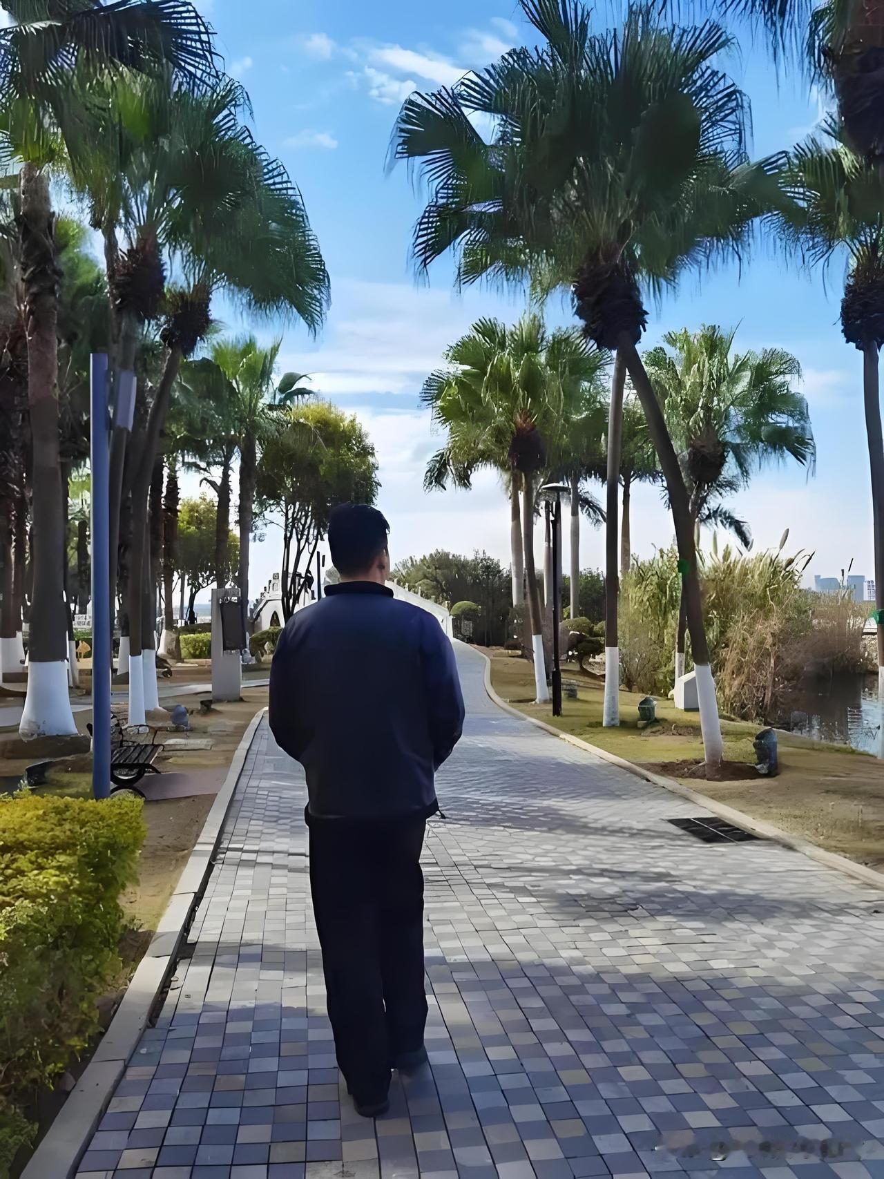 一位警察，回家从不直接走回去，总要绕着小区走上三圈，确认没人跟踪才放心回家。他的