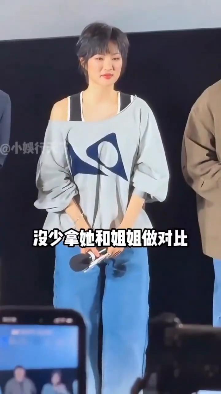 不带助理姚安娜前呼后拥独自候场。
看到姚安娜孤身一人候场等着接受采访，终于明白品