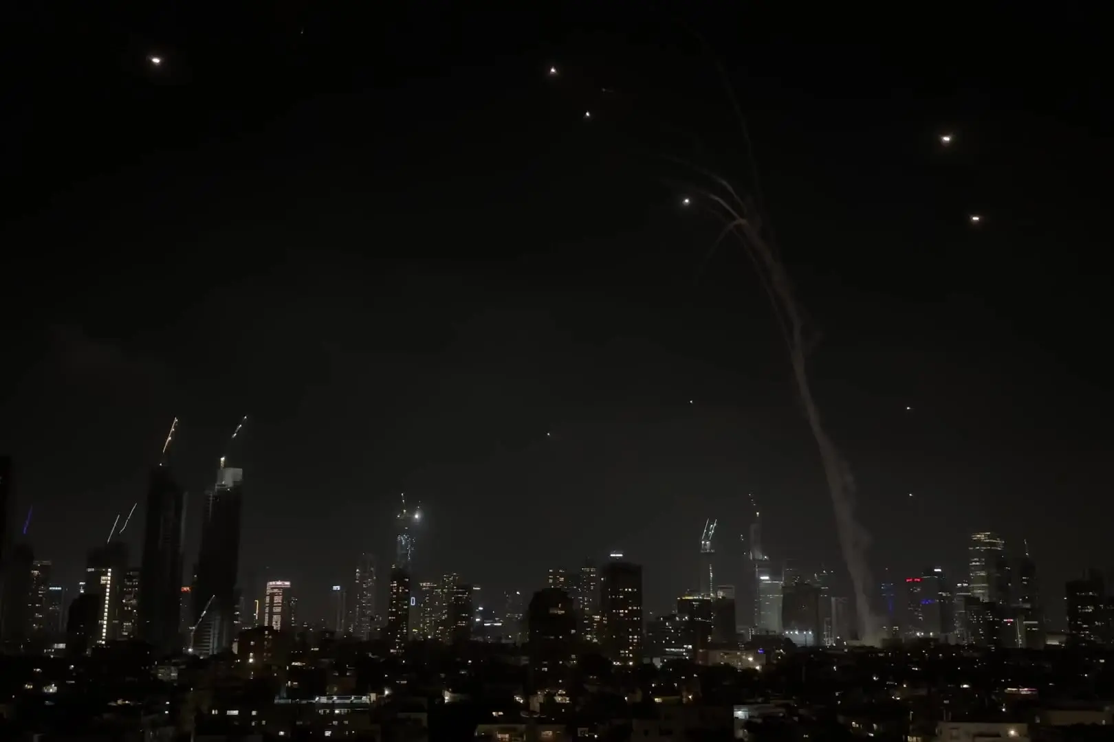 向儿童投掷炸弹和暗杀客人并不难，但阻止高超音速导弹却相当具有挑战性