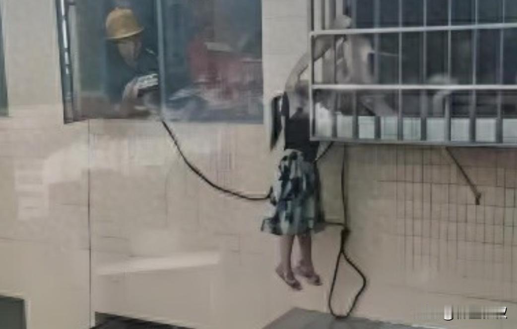 不幸中的万幸！湖南冷水江，一4岁女孩不慎从20楼坠至13楼防盗窗上，千钧一发之际
