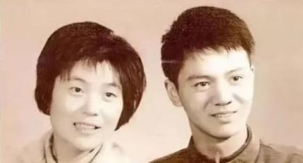 1979年，知青戴建国不顾家人的阻挠与村里的傻姑程玉凤，步入婚姻的殿堂，洞房花烛
