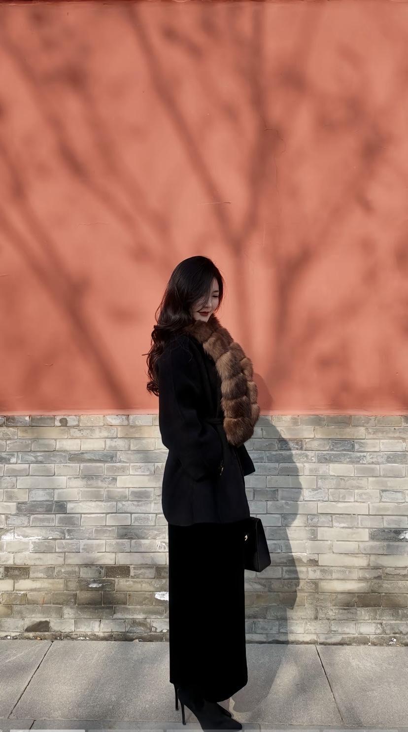 红墙映影，风姿绰约。
红墙摇清影 红墙绿影 红墙写真 什么样的女人才能称得上有气