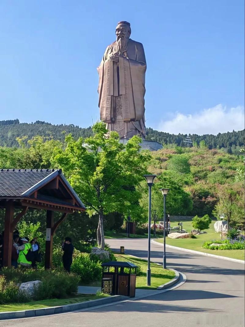 好品山东不知道大家有没有乘坐过山东的高铁专列，高铁专列齐鲁1号串联啦济南、泰安、