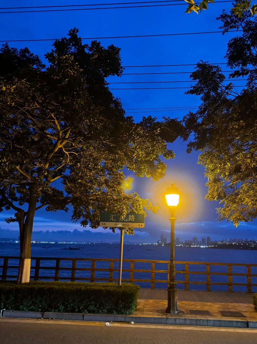 我亲戚孩子定亲当天，接女孩化妆然后去酒店，结果10点多了还没到，好多家人都很焦急
