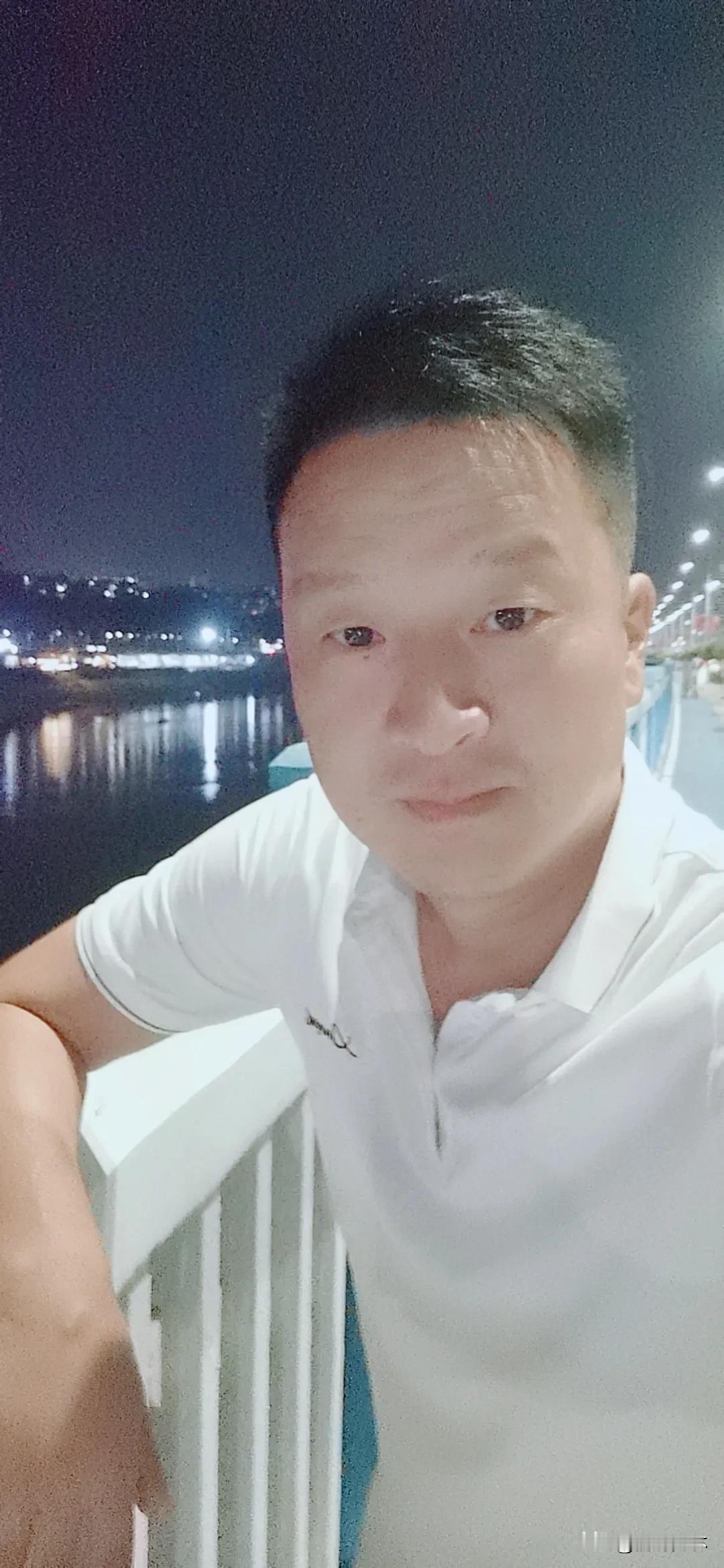 我是阿林
一名视频博主，
5年时间我去过重庆每个区县很多地方，我喜欢重庆，我喜欢