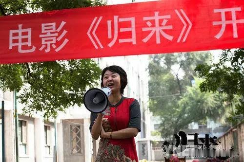 张艺谋坚信他自己看过飞碟，他和编剧宋方金、作家周晓枫这样描述他的亲身经历。

1