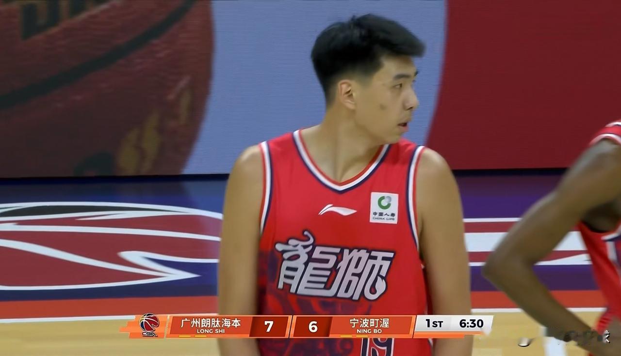 广州朗肽海本新星徐昕的进攻戏份真是太少了！在今天广州朗肽海本主场以83：84惜败