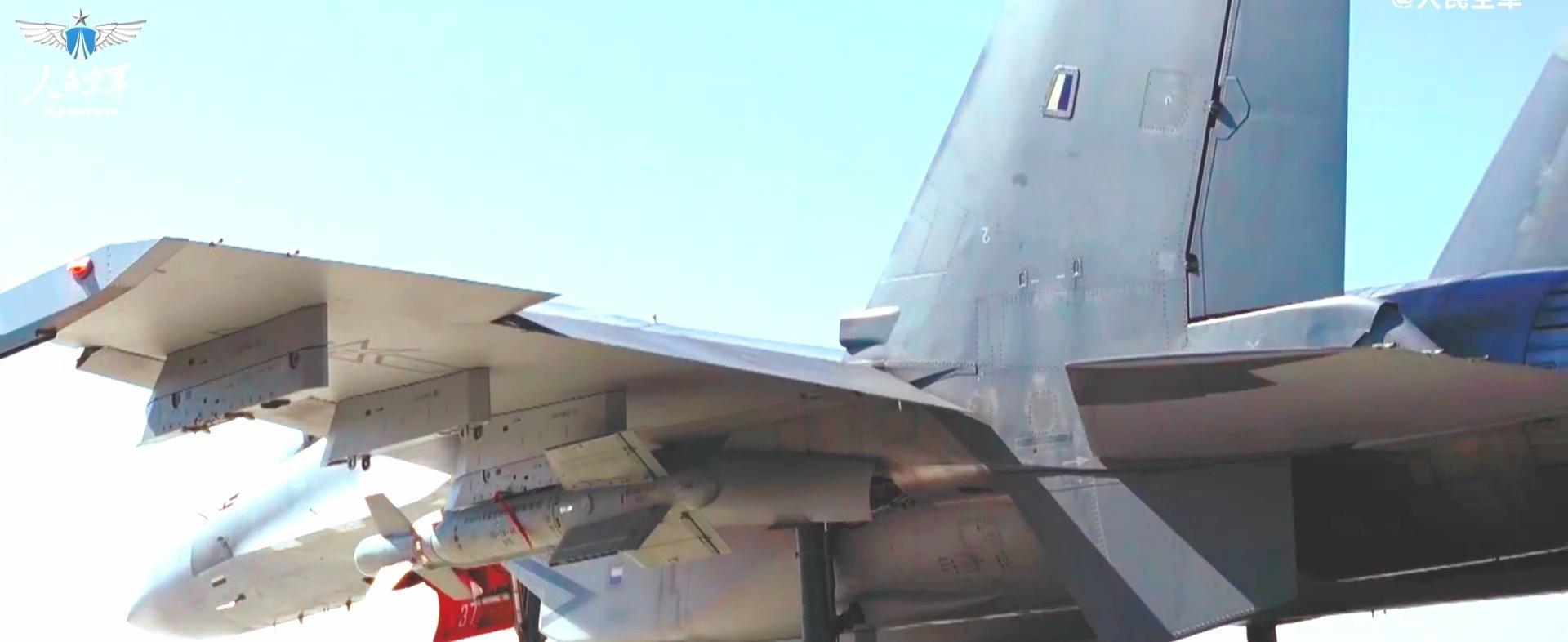 人民空军成立76周年实装挂弹的镜头总是很宝贵，歼16挂激光制导炸弹。 ​​​
