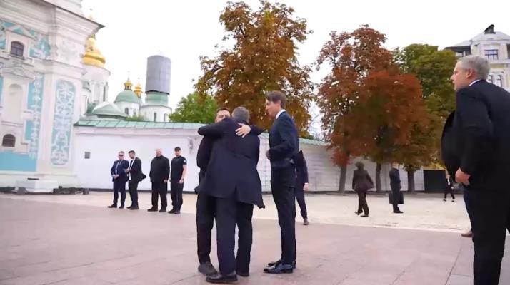 美国特使贾里德·库什纳与斯蒂芬·威特科夫的基辅之行正在进行中
    据《军事观