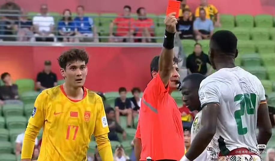 国足两场热身赛最关注的是拜合拉木，因为他是球迷们改变对国足看法的一个标志性球员。