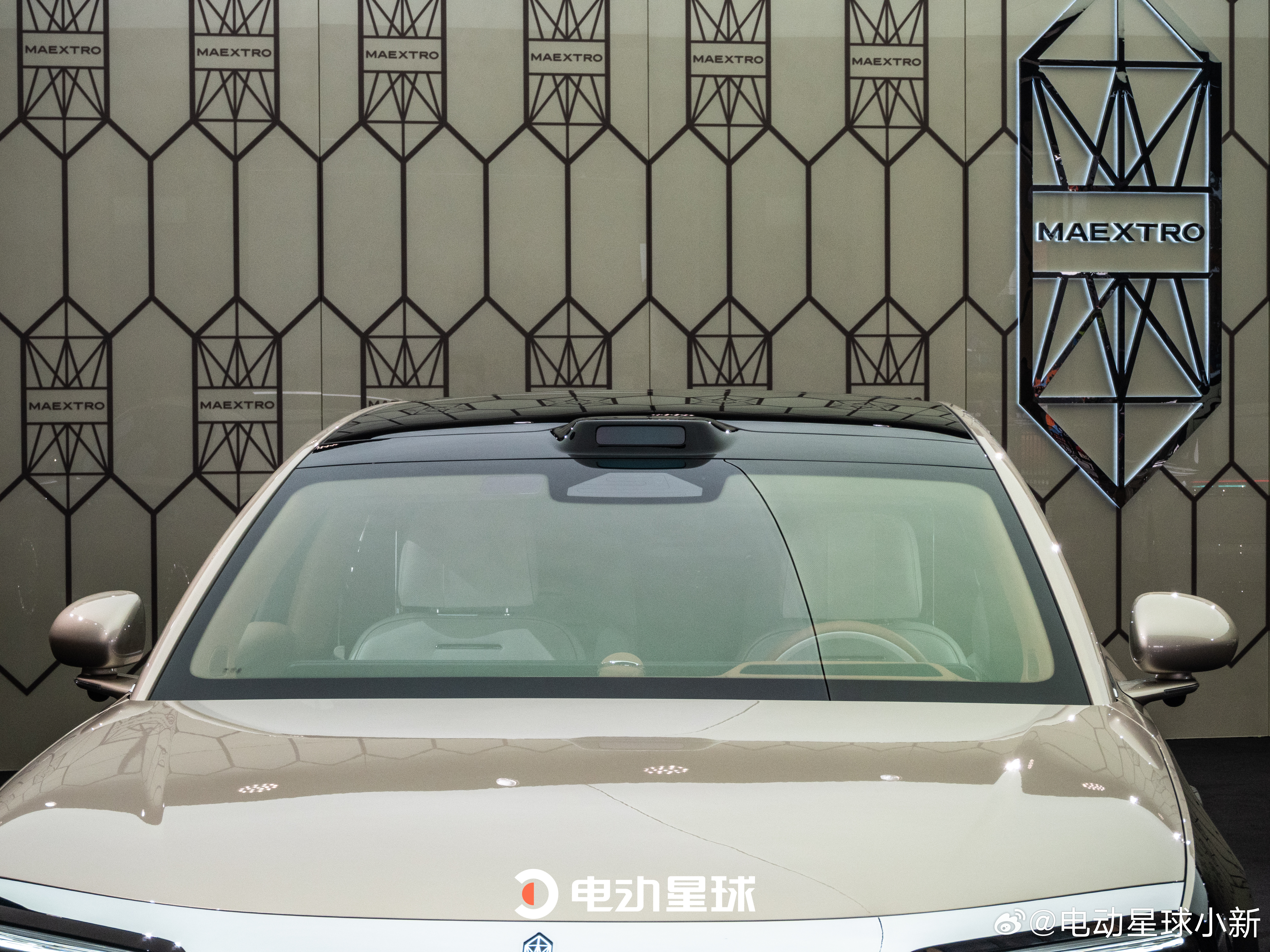 鸿蒙智行技术焕新发布会 现场摆放了尊界 S800 和问界 M9和现款最大的区别就