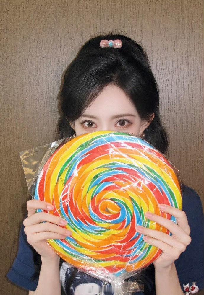 孟子义甜妹感直接溢出屏幕 孟子义棒棒糖比脸大孟子义六一自拍太会了