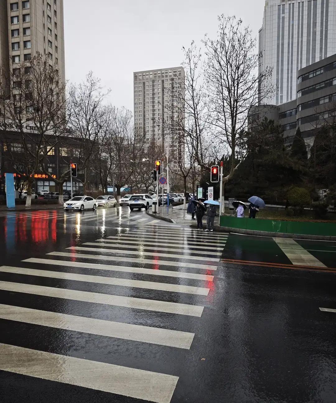 大连12月居然下雨，不是下雪，是下雨。
我刷到视频，路面全是水，气温七八度，羽绒