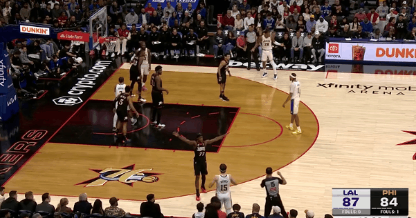 詹姆斯末节收割比赛的细节：阅读防守&与东里的联动&战术执行图1边线球回合，詹姆斯