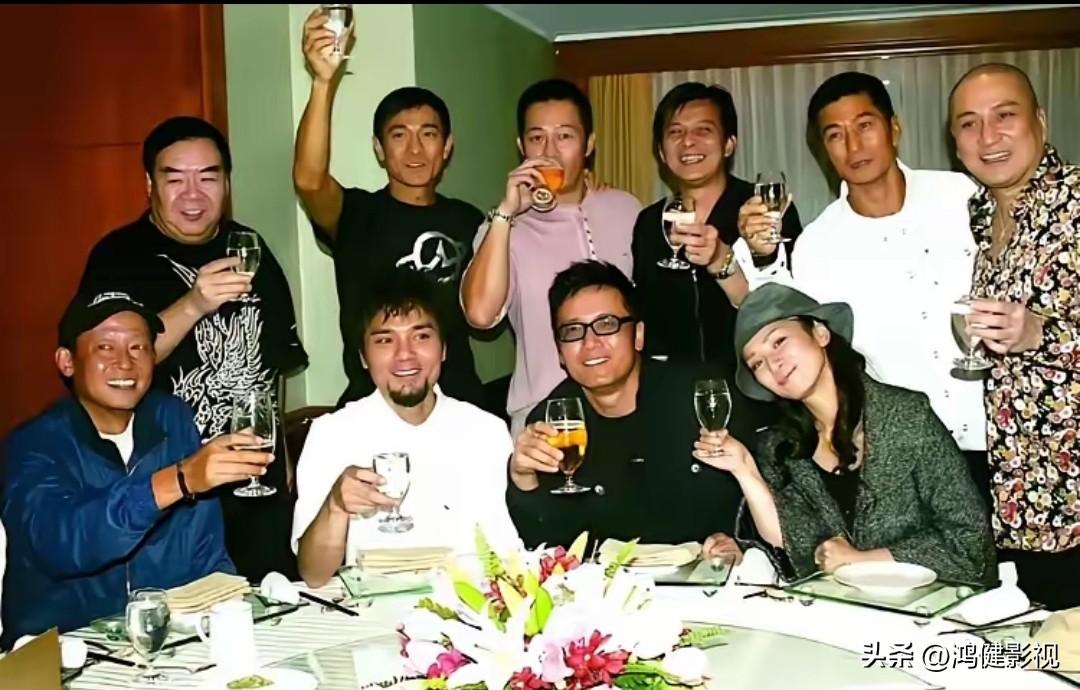 后排就认得出目若朗星，气宇不凡的刘德华，还有笑容满面的黄日华。前排左一是气质尔雅