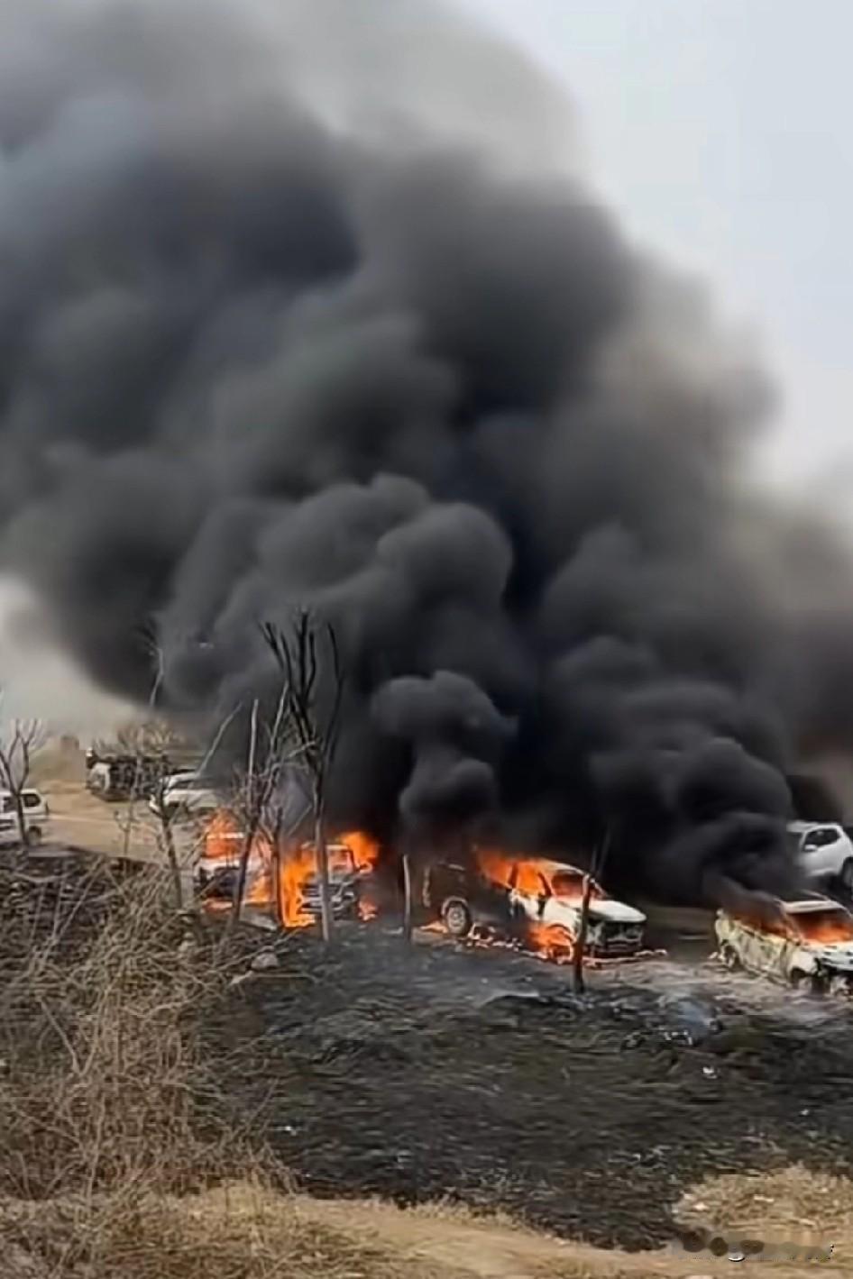 这一天天的，不亚于打仗啊，不是烧车子就是烧房子，安全隐患是一点都没防住啊
这个春