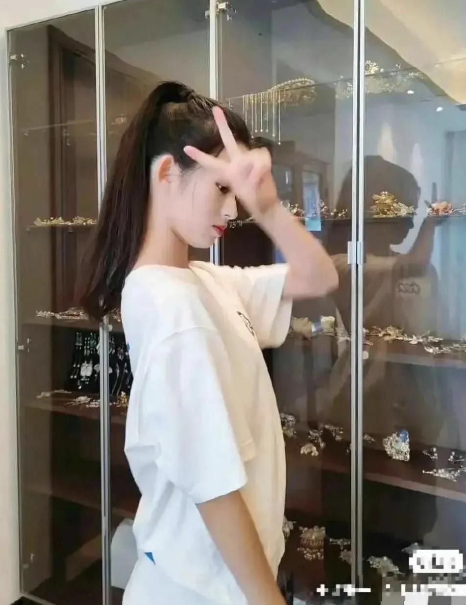 越长大越觉得，每个瓜都有它的意义。
黄杨钿甜事件再次证明，很多时候，过度分享是一