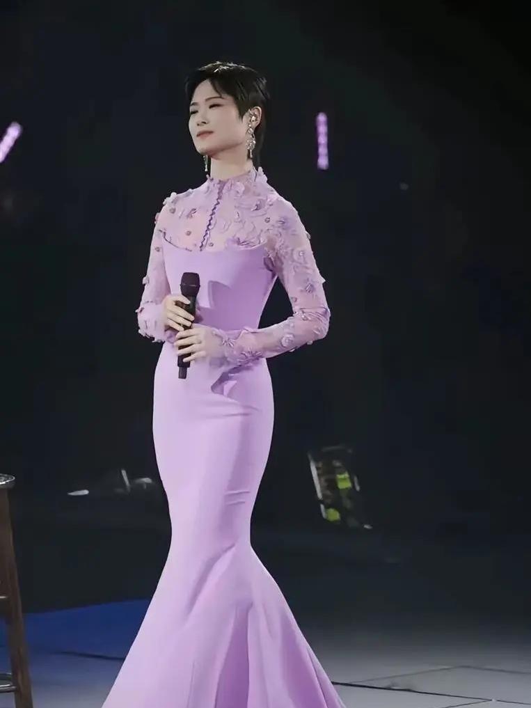 真不敢相信，李宇春穿起女装，丝毫不亚于其她女星

看过了她的中性打扮，觉得又酷又