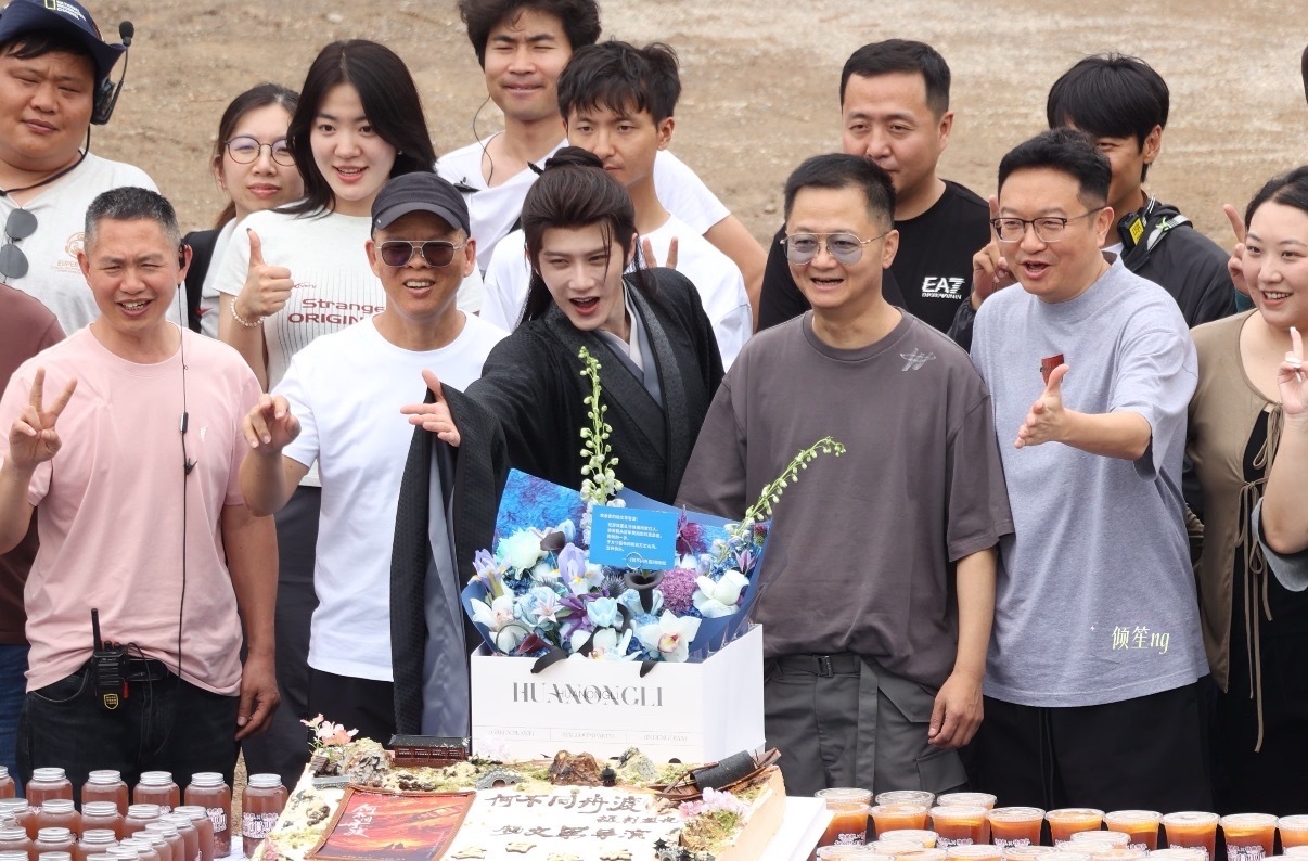 氛围好好啊！檀健次给何不同舟渡导演庆生檀健次何不同舟渡给导演庆生合照