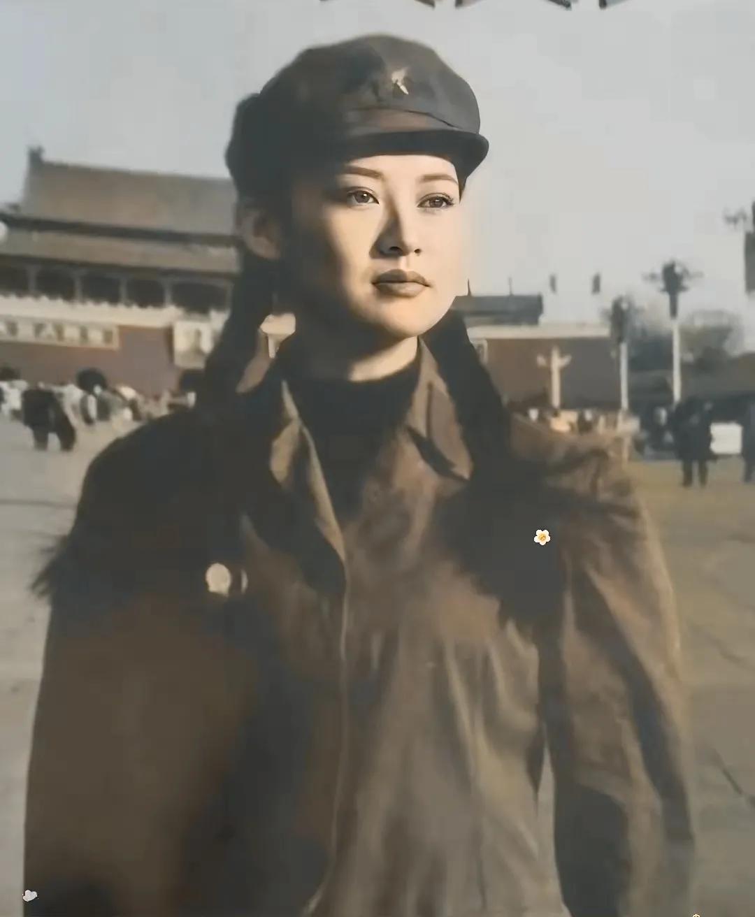 看那时，许晴穿着军装在天安门前照相的样子多么清纯！其实，许晴没有当过兵‌，但她出