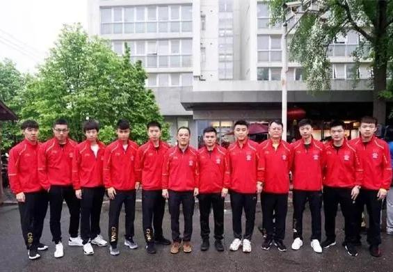 这张国乒教练员与球员的大合照：我一眼就认出了戴着眼镜的许昕，刘海齐眉的林高远与闫