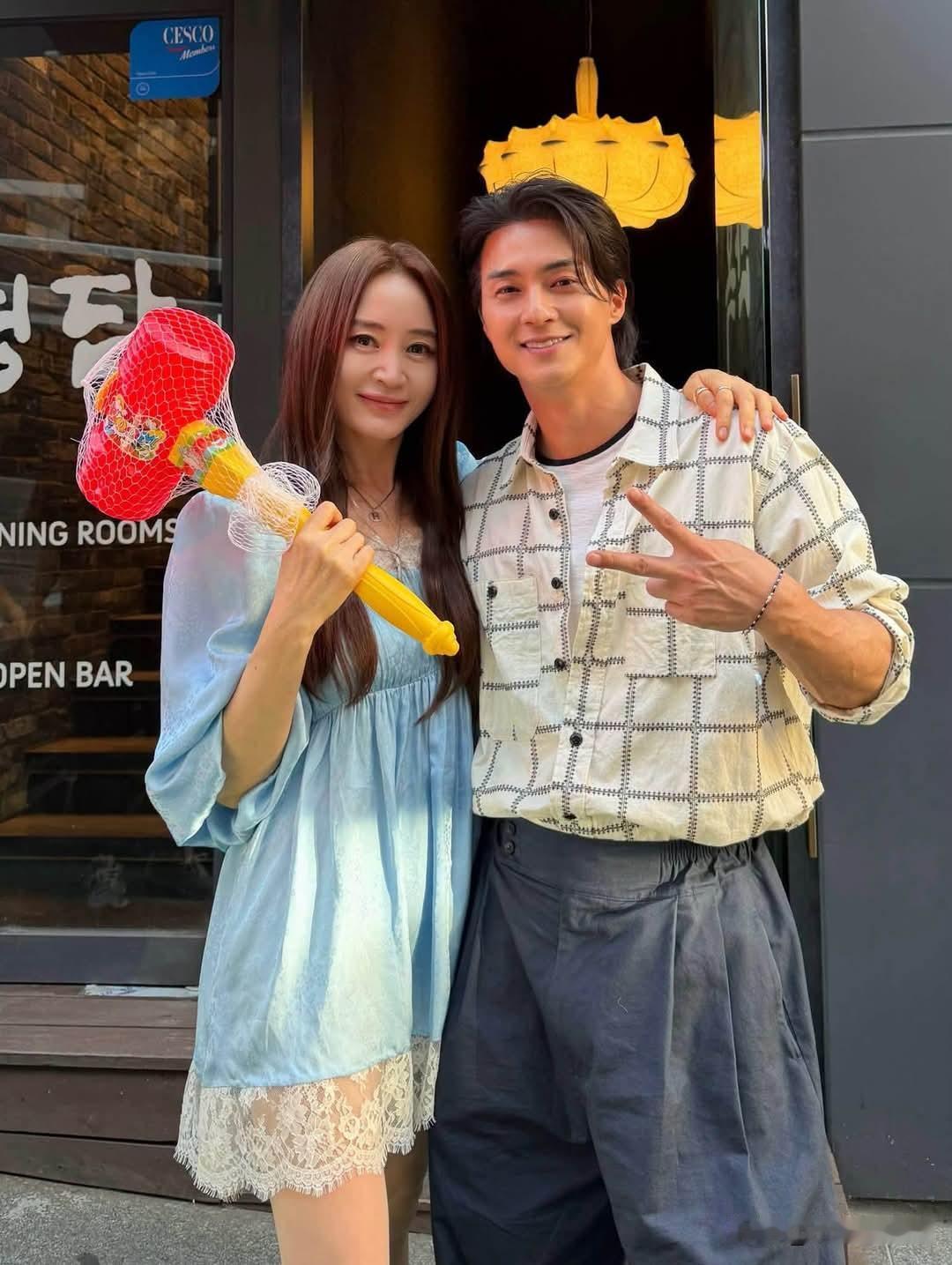岁月从不败美人！金惠秀 55岁绝佳状态惊艳众人 
 
标志性短发换成仙气长发，气