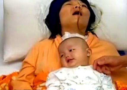 2008年，广西一位怀有身孕的女子不幸成为植物人，丈夫为挽救妻子的生命，含泪决定
