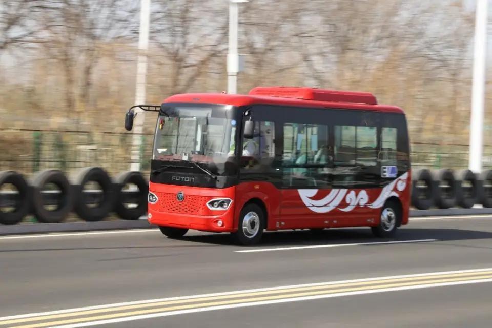 最近北京的公交车是越来越小了，坐公交车的人也是越来越少了。 