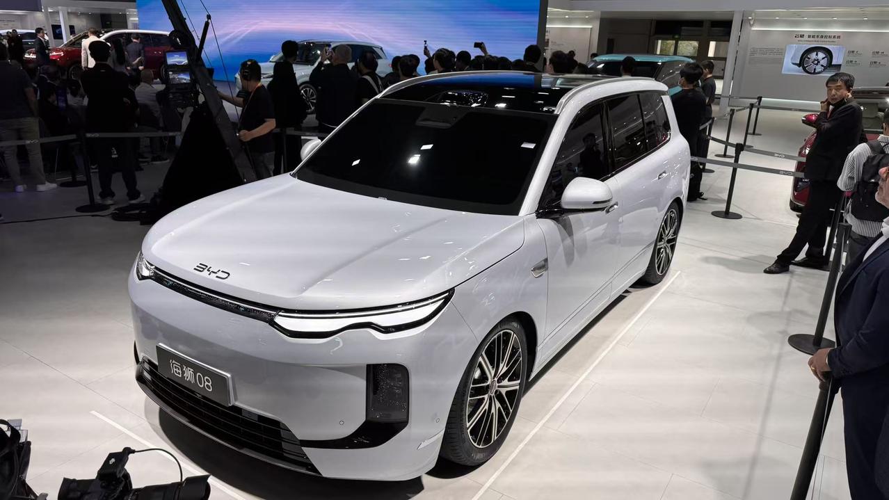 除了大唐外，比亚迪还带来了一款同样是中大型SUV的海狮08
尺寸比大唐略小一丢丢