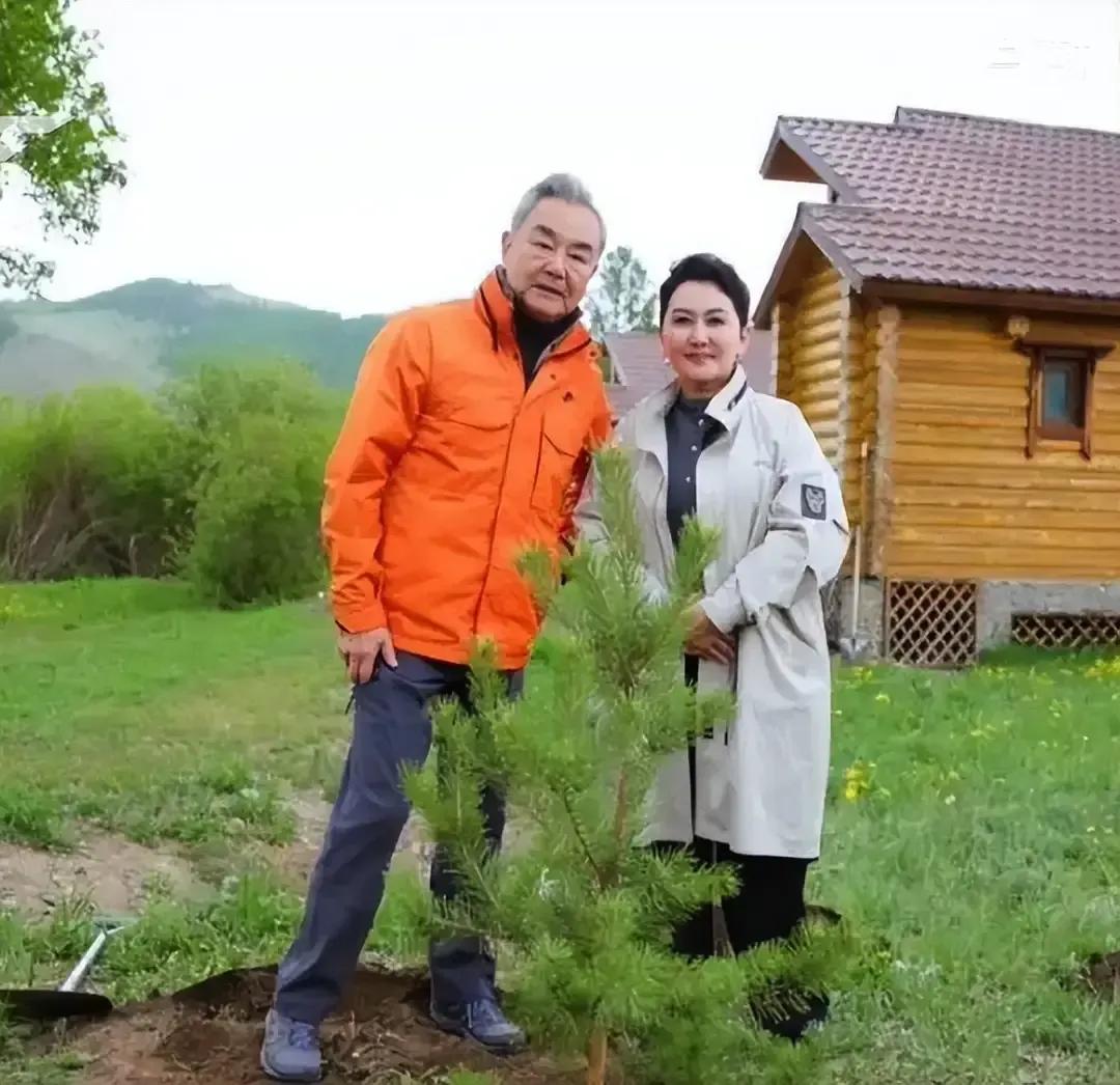 蒙古国的这个外长长得很像张凯丽。一起种树确实是个好事呀，因为外蒙的沙化太厉害了，