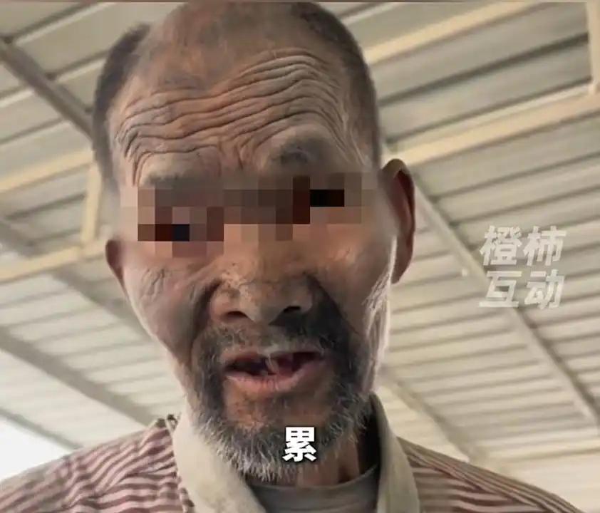 是谁让他默默地做了20多年的免费苦力？
每一天，他都要用力弓起身子，抱起100斤
