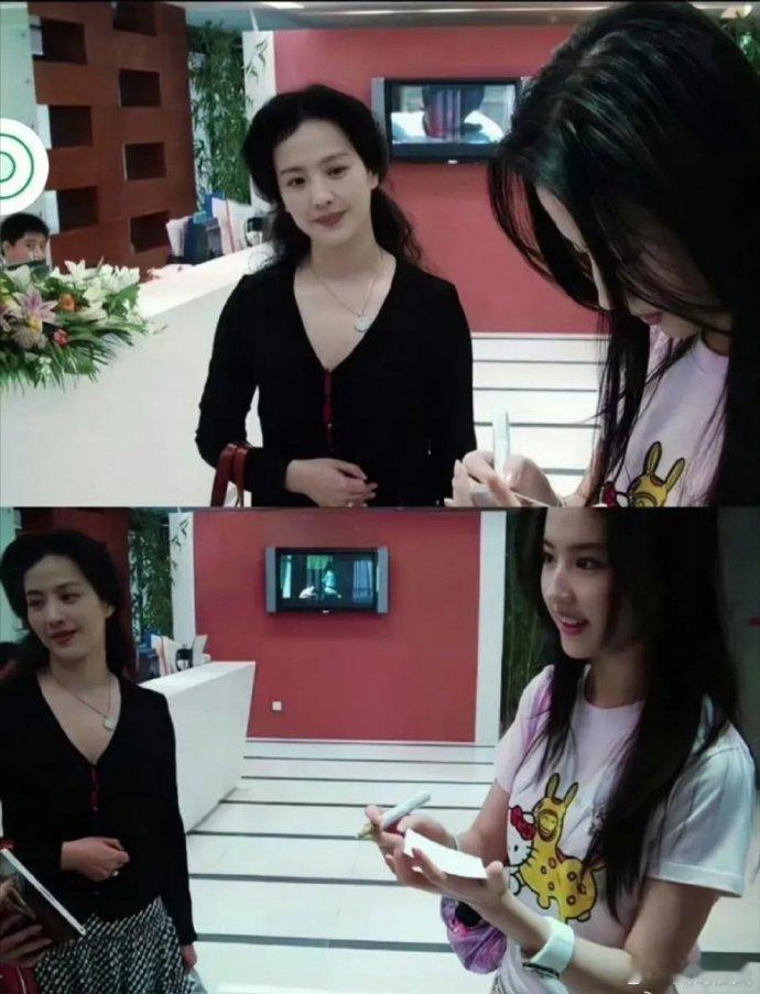 刘亦菲的妈妈和李湘看女儿的眼神是一样的，都是骄傲的[哈哈][哈哈]  