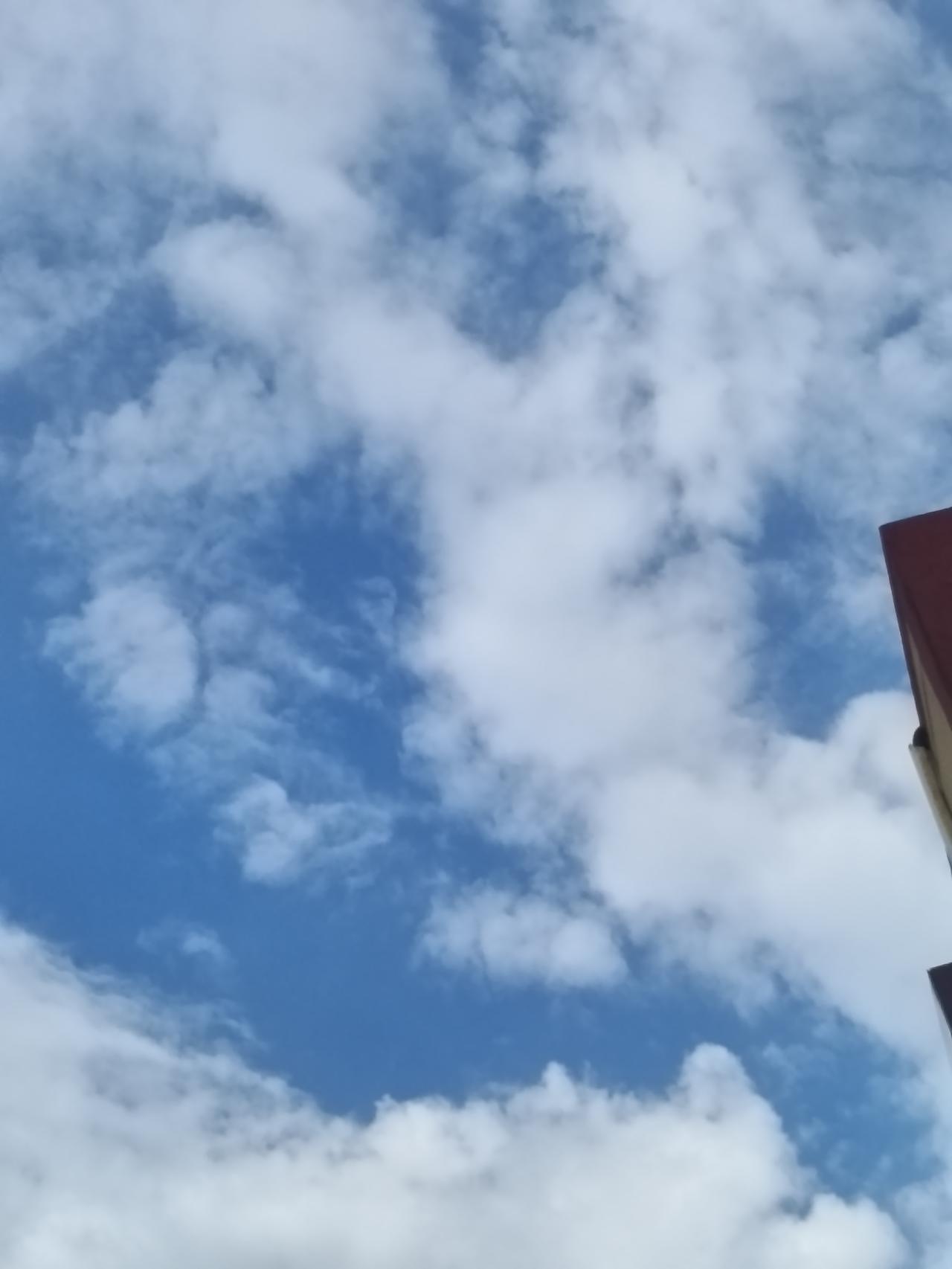 晒图笔记大赛不必奔赴远方，抬头即是好风景。老屋、电线、漫卷的白云，故乡简简单单的