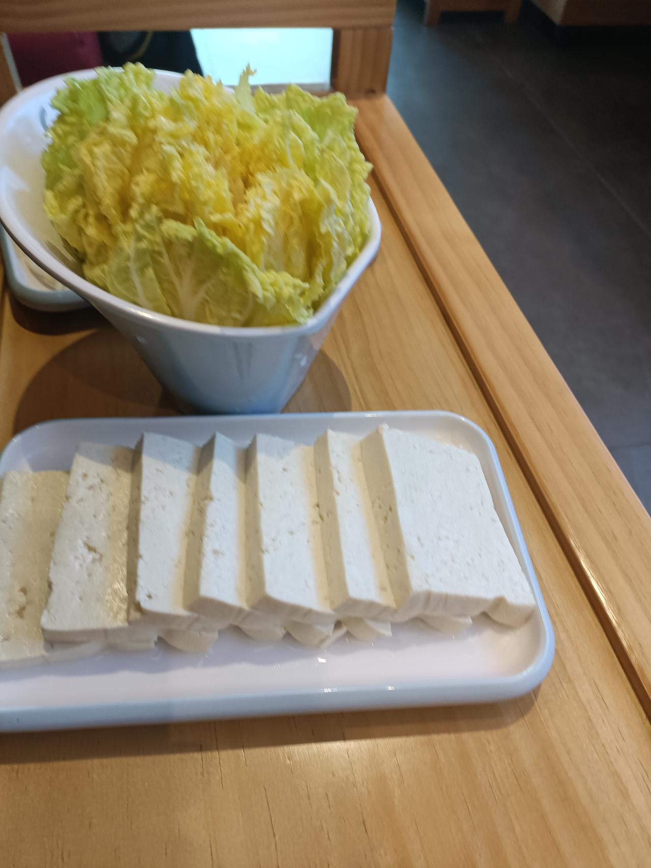 晚上饮食到底该吃七分饱还是三分饱，这得看情况。我之前试过吃三分饱，晚上饿得翻来覆