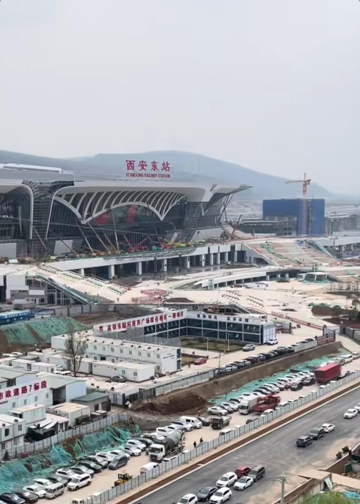 西安东站6月底到底能不能实现通车？站房内外工程可能完成了近九成，俯瞰之下，貌似站