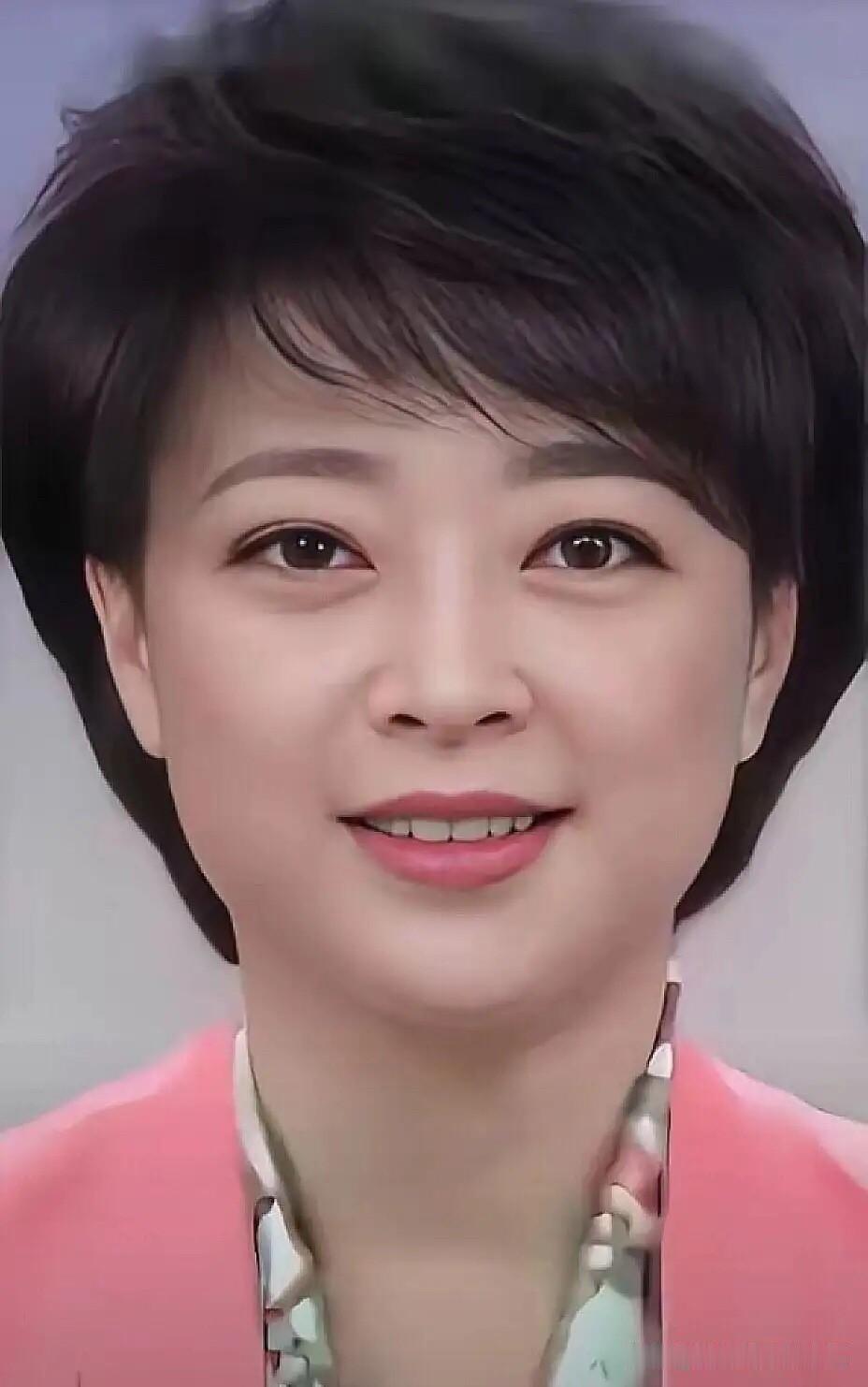 有时候女人不一定漂亮就吸引人，就像照片中的这位她的颜值没有朱琳高，也没有李红那么