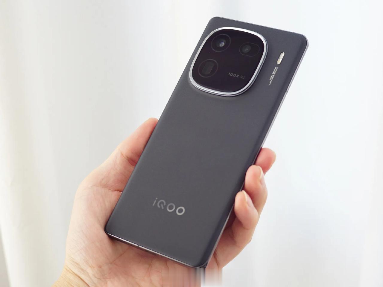 突然想到一个问题，vivo iQOO有3999以上的机子，vivo X也是高端旗