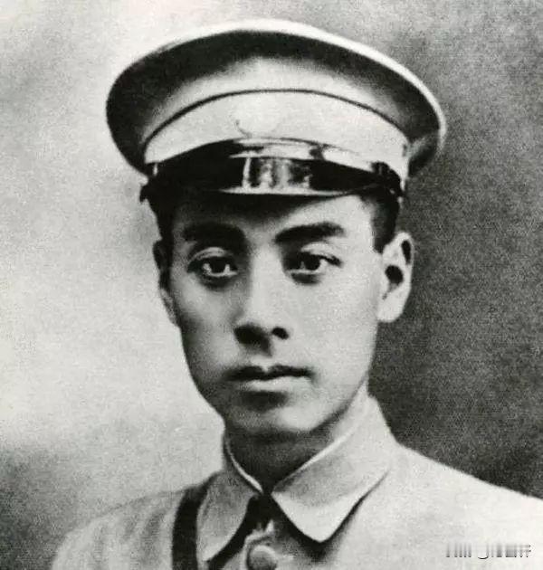 1927年4月12日，周恩来不幸被捕，幸运的是负责审判的正好是他的学生，学生想借