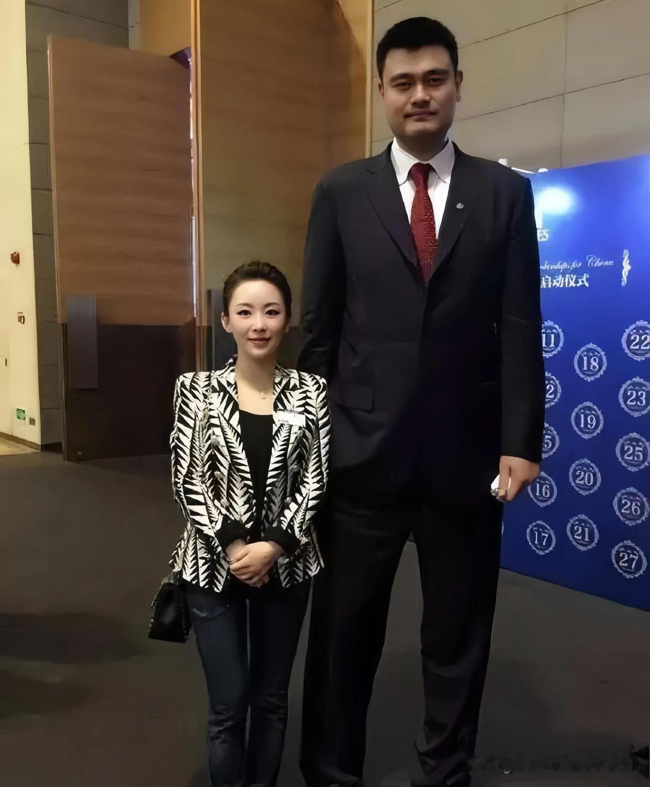 其实认真打扮起来的姚明还长得真不错，西装笔挺的，有男人味，他是标准的国字脸，有颜