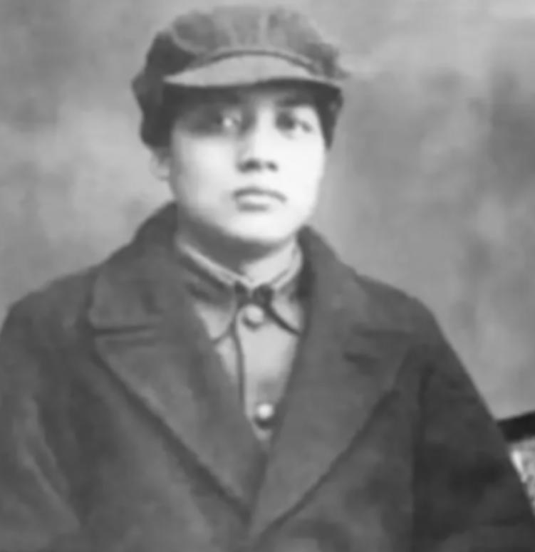 1984年，贺子珍病逝，给她送行的人群中，有一男子不停大声哭喊着四个字，特别引人