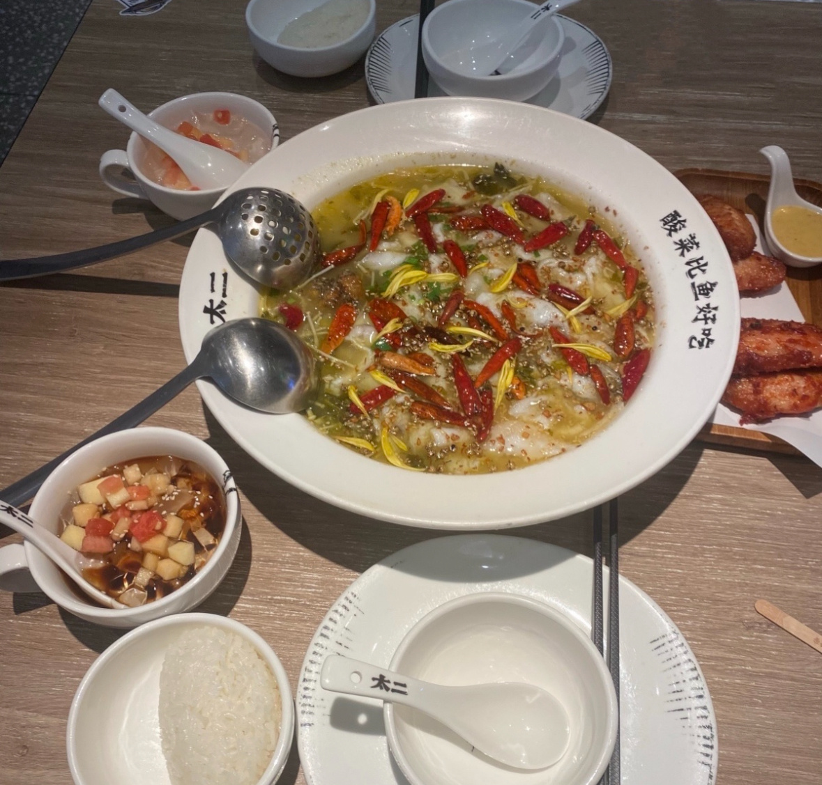 上次路过太二  看到外面放了一个牌子写着×××菜×××菜  现在真的太二卖不动酸