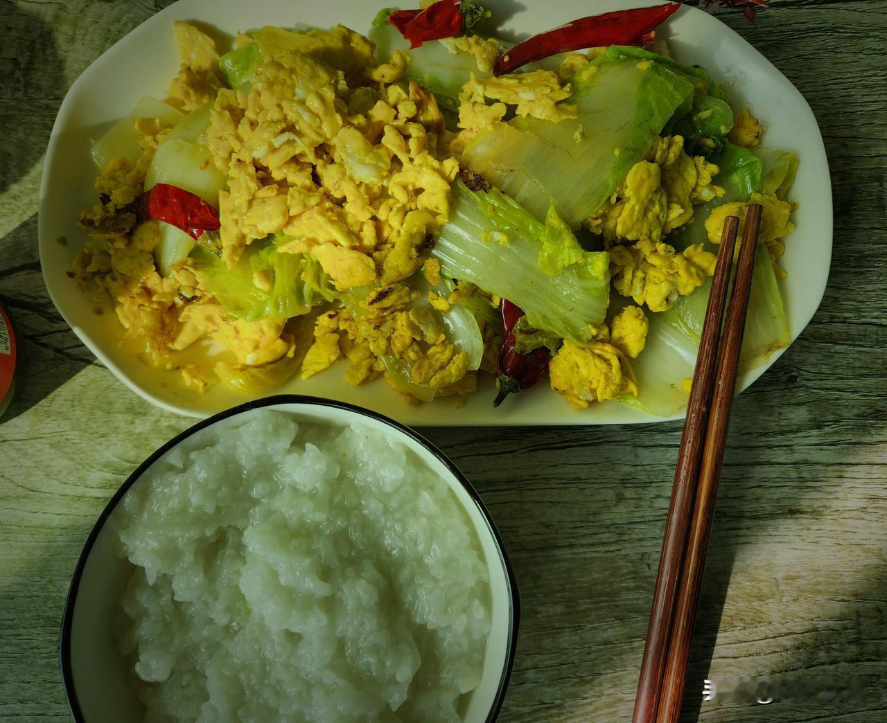 凑活一顿，也是人生
 
今天没出门，翻遍冰箱只剩半颗大白菜和几个鸭蛋。热油下锅，